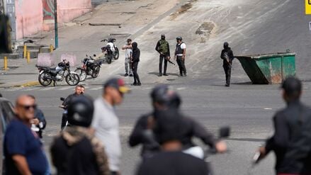 Polizei und bewaffnete Regierungsanhänger blockieren Straßen in Caracas, nachdem US-Präsident Donald Trump bekannt gegeben hatte, dass Präsident Nicolás Maduro gefangen genommen und aus dem Land ausgeflogen wurde.