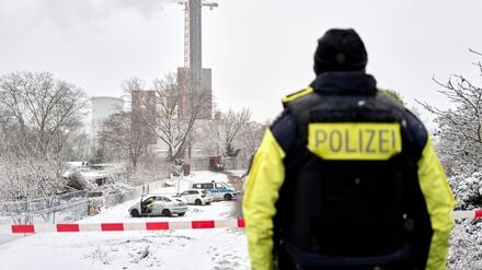 Die Polizei ermittelt nach dem Stromausfall im Südwesten Berlins wegen Brandstiftung.