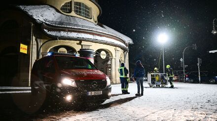 Wegen des Stromausfalls werden Notunterkünfte eingerichtet und Polizei und Feuerwehr beleuchten Plätze.