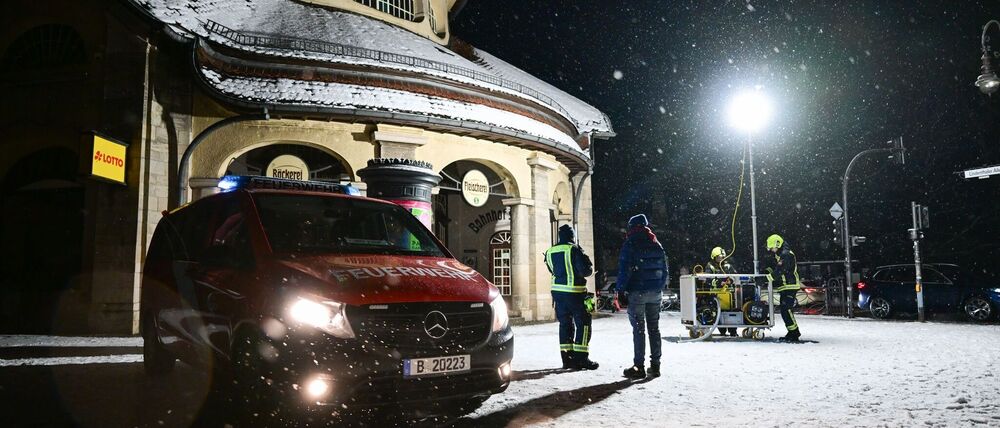 Wegen des Stromausfalls werden Notunterkünfte eingerichtet und Polizei und Feuerwehr beleuchten Plätze.