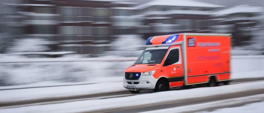 Schnee, Glätte und Kälte - der Wintereinbruch hat vielerorts in Deutschland den Verkehr behindert und Reisepläne durchkreuzt