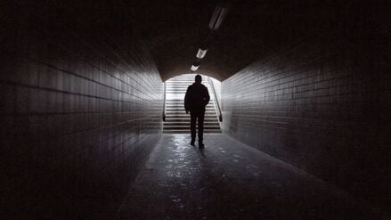 Kein Licht. Eine Frau durchquert den Fußgängertunnel am S-Bahnhof Wannsee.