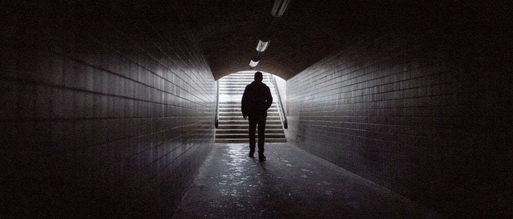 Kein Licht. Eine Frau durchquert den Fußgängertunnel am S-Bahnhof Wannsee.