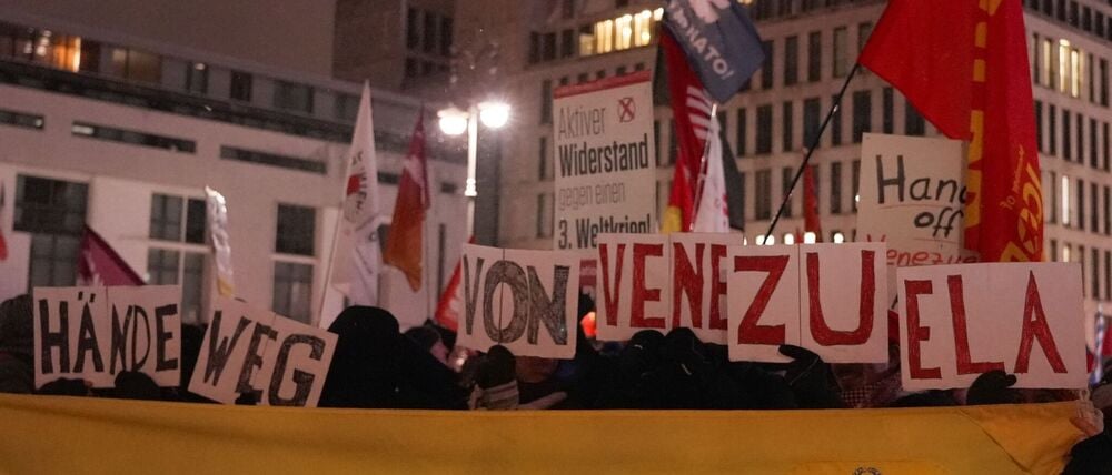 In Berlin demonstrierten einige Hundert Menschen gegen den US-Angriff auf Venezuela.