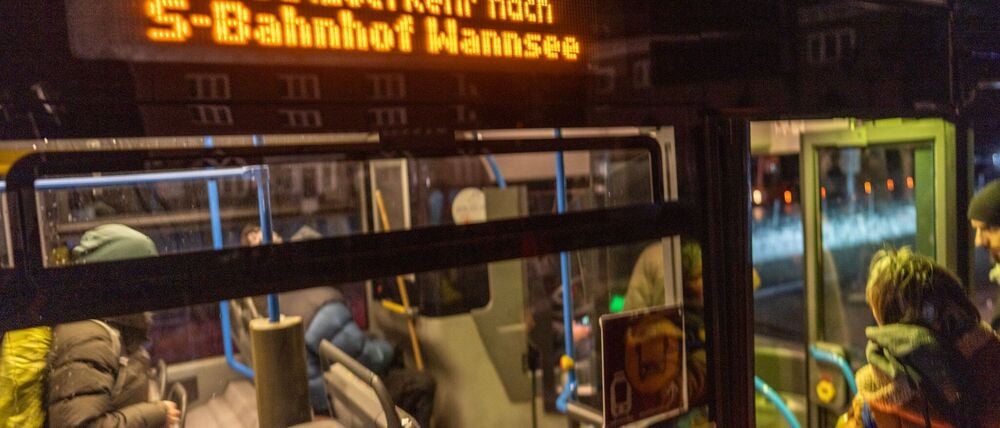 Ein Ersatzverkehr mit Bussen bringt die Fahrgäste zu ihren Zielen. 