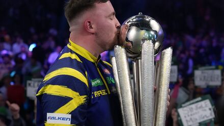 Luke Littler feiert den WM-Titel.