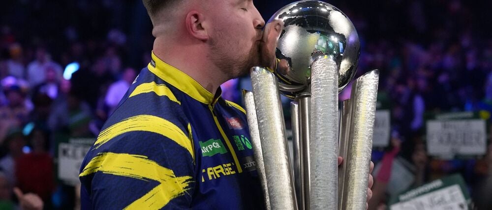 Luke Littler feiert den WM-Titel.