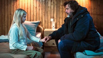 Kommissar Friedemann Berg (Hans-Jochen Wagner) ist der einzige, zu dem Eliza (Hanna Heckt) Zutrauen fasst.