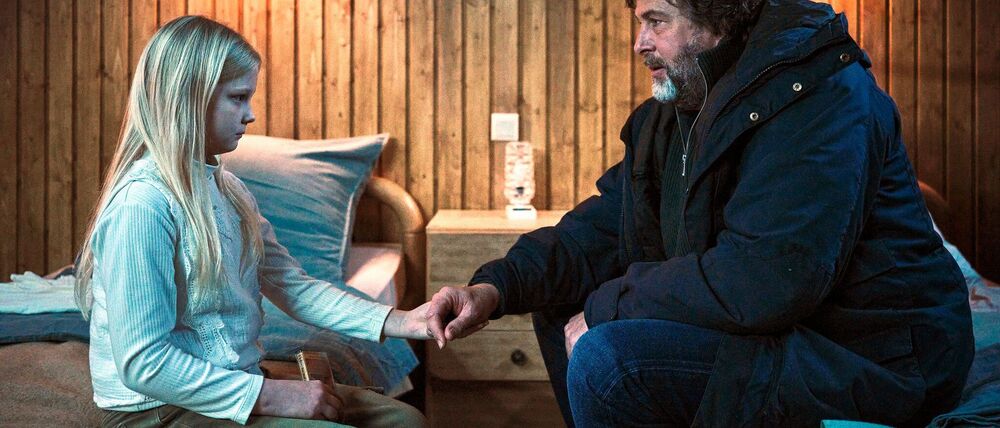 Kommissar Friedemann Berg (Hans-Jochen Wagner) ist der einzige, zu dem Eliza (Hanna Heckt) Zutrauen fasst.