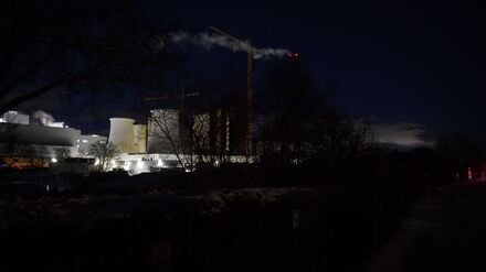 Viele Haushalte im Südwesten Berlins haben die erste Nacht in Kälte und Dunkelheit verbracht - und sind weiterhin ohne Strom.