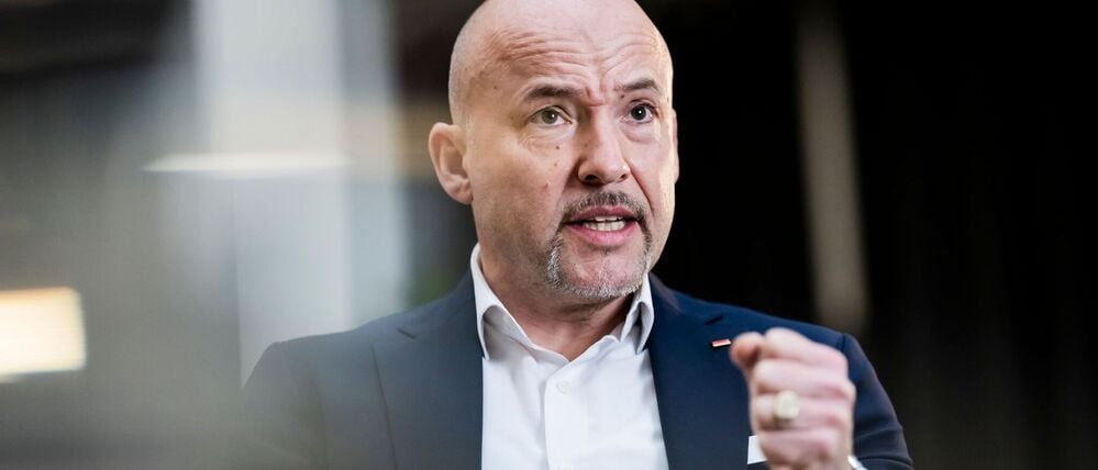 Alexander Hoffmann (CSU), Vorsitzender der CSU-Landesgruppe in der Unionsfraktion, spricht bei einem Interview.