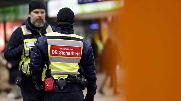 DB-Sicherheitspersonal sichert zu Silvester den Hauptbahnhof in Köln.
