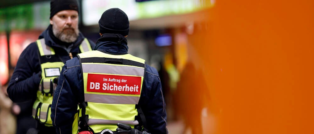 DB-Sicherheitspersonal sichert zu Silvester den Hauptbahnhof in Köln.