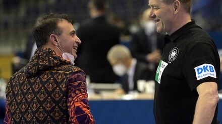 Bob Hanning (l) und Bundestrainer Alfred Gislason sind beim EM-Kader nicht einer Meinung. (Archivbild)