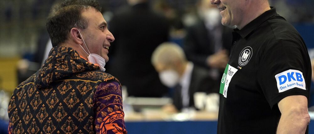 Bob Hanning (l) und Bundestrainer Alfred Gislason sind beim EM-Kader nicht einer Meinung. (Archivbild)