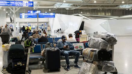Passagiere sitzen während eines 24-stündigen Streiks auf dem leeren internationalen Flughafen Eleftherios Venizelos.