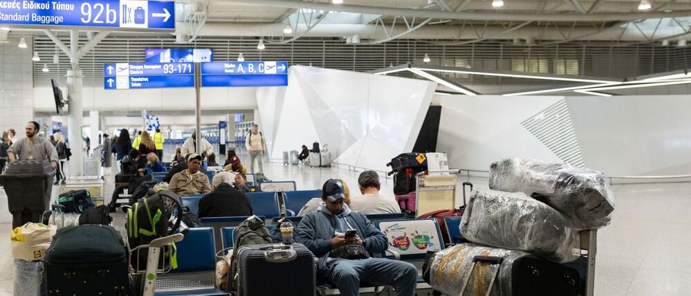 Passagiere sitzen während eines 24-stündigen Streiks auf dem leeren internationalen Flughafen Eleftherios Venizelos.