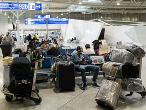 Passagiere sitzen während eines 24-stündigen Streiks auf dem leeren internationalen Flughafen Eleftherios Venizelos.