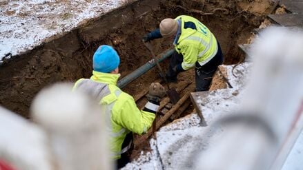 Mit Ersatzleitungen konnten einige Haushalte wieder ans Stromnetz angeschlossen werden, rund 35.000 müssen aber wohl bis Donnerstag Geduld haben.