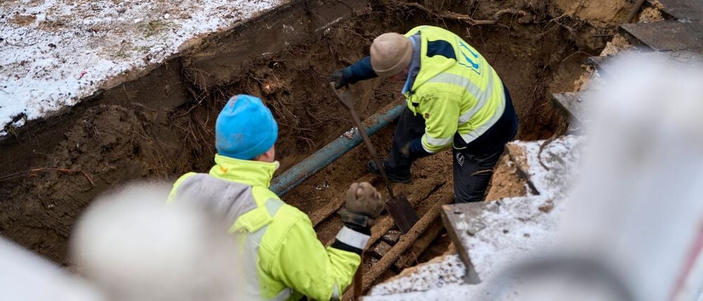 Mit Ersatzleitungen konnten einige Haushalte wieder ans Stromnetz angeschlossen werden, rund 35.000 müssen aber wohl bis Donnerstag Geduld haben.