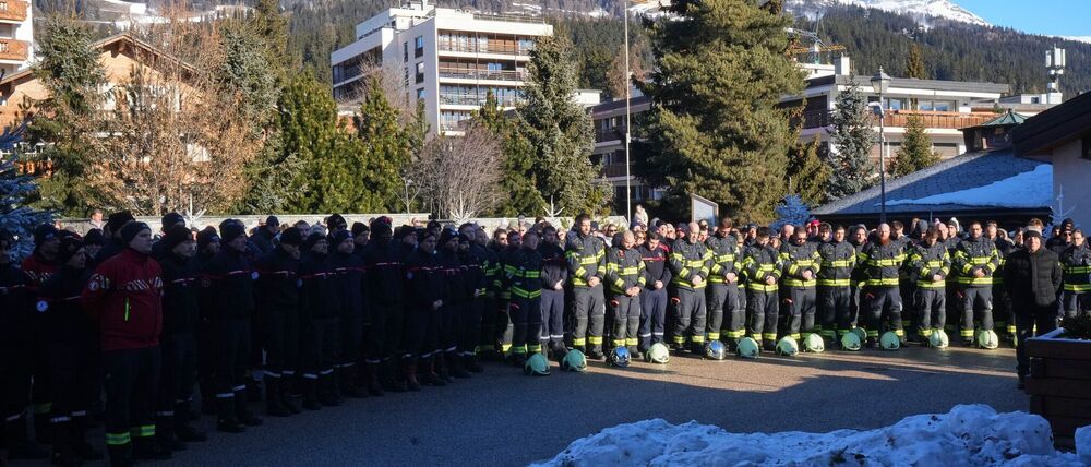 Viele Menschen kamen zusammen, um der Opfer der Brandkatastrophe zu gedenken.