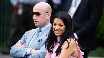 Katie Miller und ihr Mann Stephen Miller sind im April bei einer Veranstaltung zu sehen.