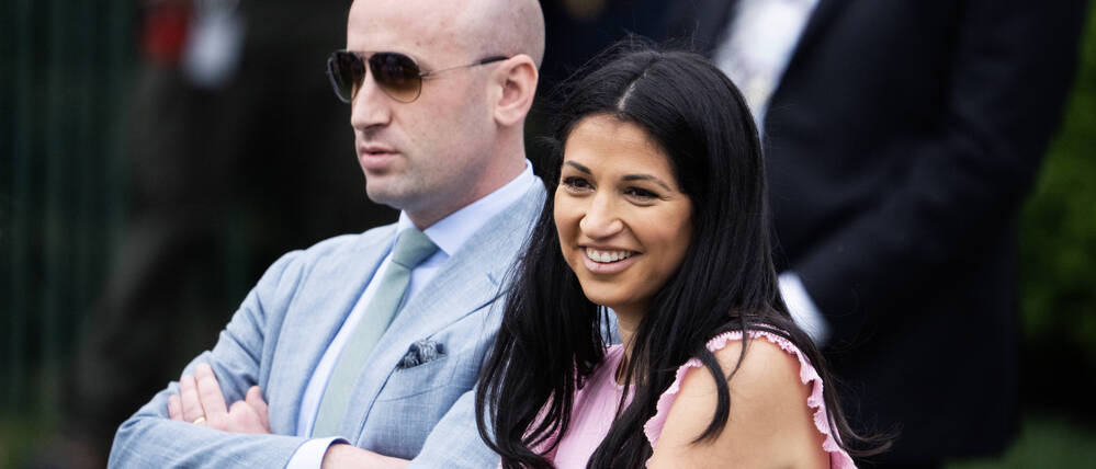 Katie Miller und ihr Mann Stephen Miller sind im April bei einer Veranstaltung zu sehen.