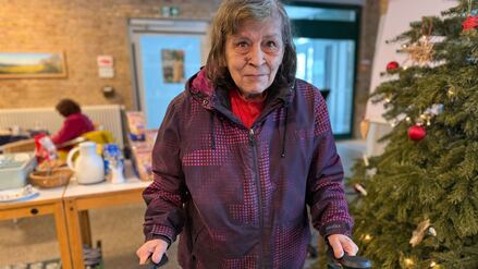 Die 79-jährige Rosi findet in der Emmaus-Gemeinde auch Ablenkung von der Stille daheim.