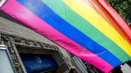 Rot steht für Liebe und Leben, Orange für Gesundheit, Gelb für das Sonnenlicht, Grün für die Natur, Königsblau für Harmonie und Violett für den Geist: Das ist die Regenbogenfahne, das Symbol der queeren Bewegung. Entworfen wurde sie 1978 vom amerikanischen Künstler Gilbert Baker. Schon seit Anfang Juni ist sie am Nollendorfplatz gehisst, in Berlins traditionellem Homo-Kiez.