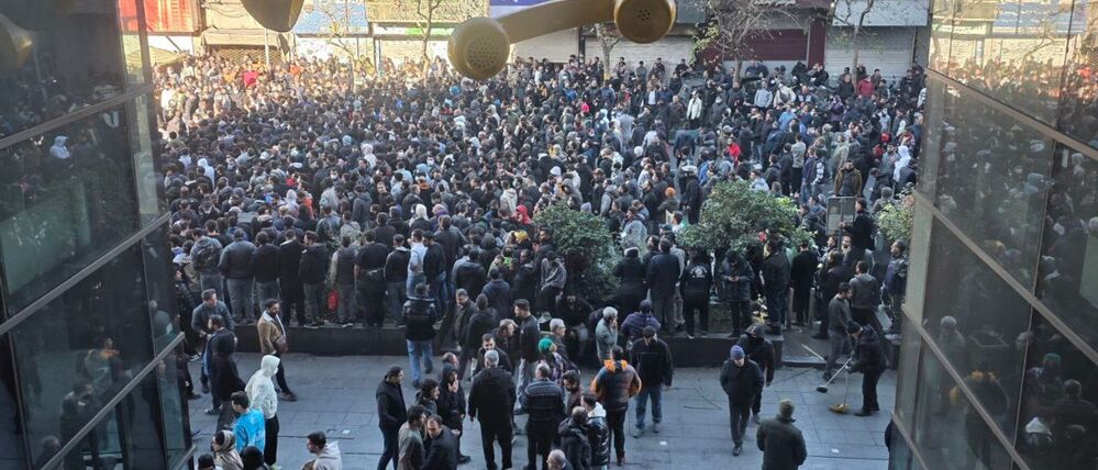 Viele Menschen sind bei einer Demonstration in Teheran zu sehen.