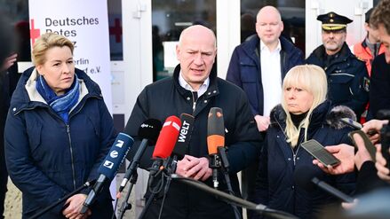 04.01.2026, Berlin: Kai Wegner (CDU, M), Regierender Bürgermeister von Berlin, spricht während eines Stromausfalls im Südwesten Berlins an einer Notunterkunft zwischen Franziska Giffey (SPD, l), Berliner Senatorin für Wirtschaft, Energie und Betriebe, und Iris Spranger (SPD), Berliner Senatorin für Inneres und Sport. Zehntausende Menschen im Südwesten der Hauptstadt haben keinen Strom. Und das Ganze wird wohl noch tagelang andauern. Foto: Sebastian Christoph Gollnow/dpa +++ dpa-Bildfunk +++
