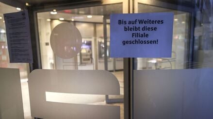 Mindestens 30 Millionen Euro haben Diebe in einer Gelsenkirchener Sparkassen-Filiale erbeutet.