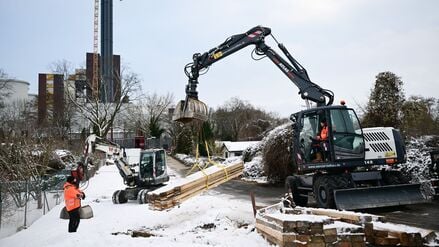 Reparaturarbeiten nach dem Anschlag am Kraftwerk Lichterfelde.