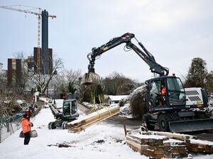 Reparaturarbeiten nach dem Anschlag am Kraftwerk Lichterfelde.
