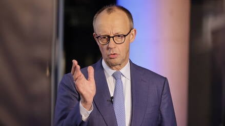 Kanzler Friedrich Merz (CDU) ist bei der Aufzeichnung seiner Neujahrsansprache zu sehen.