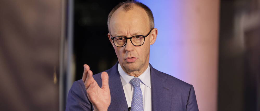 Kanzler Friedrich Merz (CDU) ist bei der Aufzeichnung seiner Neujahrsansprache zu sehen.