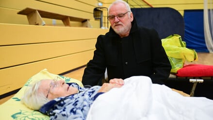 Carsten Esser dachte, seine Mutter Ingeborg wäre in einer Pflegeeinrichtung untergekommen – er fand sie dann auf einem Feldbett in der Notübernachtung vor.