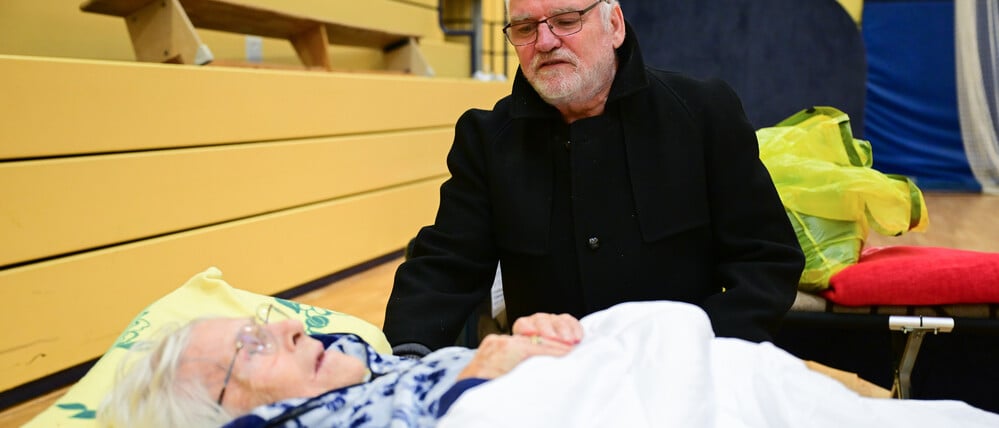 Carsten Esser dachte, seine Mutter Ingeborg wäre in einer Pflegeeinrichtung untergekommen – er fand sie dann auf einem Feldbett in der Notübernachtung vor.