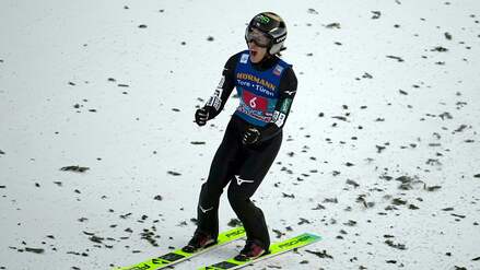 Der Japaner Ren Nikaido besiegte Domen Prevc am Bergisel.