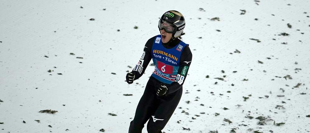 Der Japaner Ren Nikaido besiegte Domen Prevc am Bergisel.