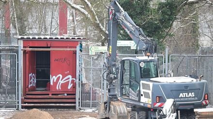  Am Samstagmorgen wurde durch eine politisch motivierte Brandstiftung an einer Kabelbrücke über den Teltowkanal zum Kraftwerk Lichterfelde wichtige Leitungen beschädigt.