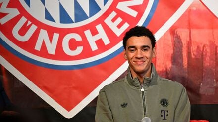 Jamal Musiala wird von jungen Fans befragt.