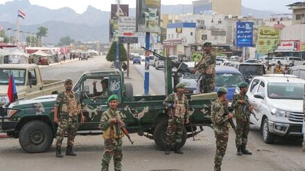 Soldaten des Südlichen Übergangsrats (STC) stehen an einem Kontrollpunkt in Aden.