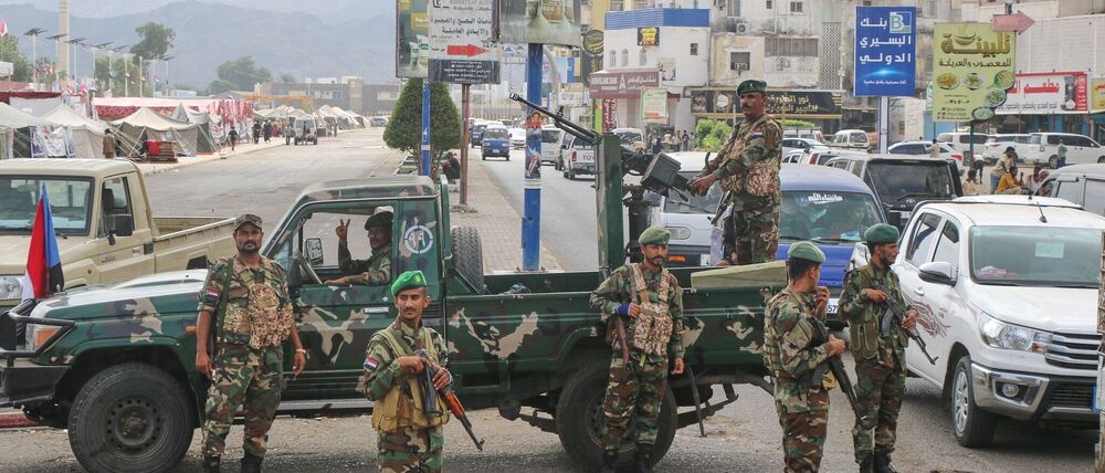 Soldaten des Südlichen Übergangsrats (STC) stehen an einem Kontrollpunkt in Aden.