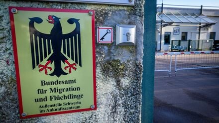 Hinweisschilder hängen an der Zufahrtsstraße zur Erstaufnahmeeinrichtungen für Flüchtlinge im Ortsteil Stern-Buchholz.