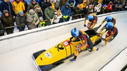 Francesco Friedrich legte beim Viererbob-Weltcup in Winterberg Bestzeit im ersten Lauf vor und gewann am Ende in seinem 100. Rennen.