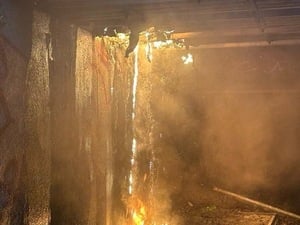 Dieses Foto vom Tatort entstand, kurz bevor die Feuerwehr das Feuer löschte.