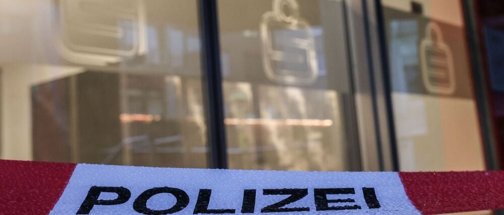 Ein Absperrband der Polizei hängt vor der Filiale der Sparkasse, deren Schließfächer ausgeräumt wurden