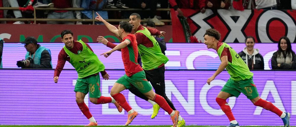 Große Freude: Brahim Díaz feiert sein Tor zum 1:0 mit Marokkos Ersatzspielern.