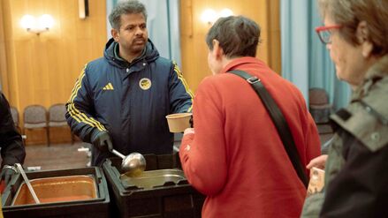 Ehrenamtliche verteilen Essen in der Notunterkunft im Bürgersaal im Rathaus Zehlendorf.